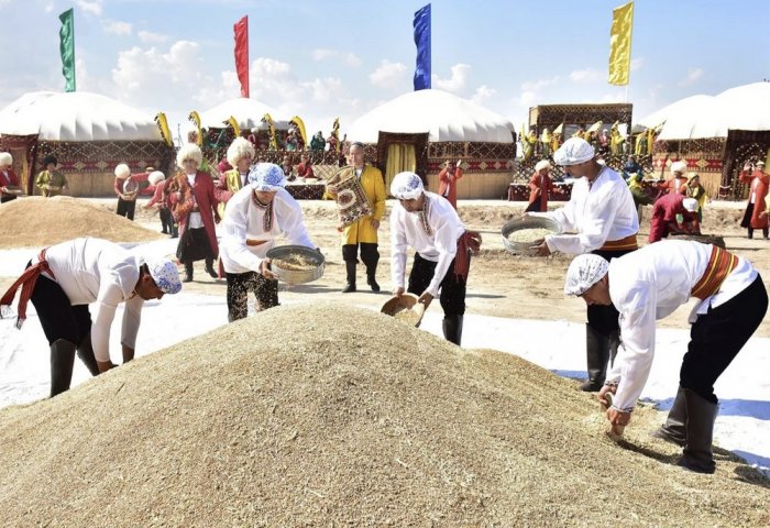 Turkmen Farmers Deliver Over 1 Million Tons of Wheat